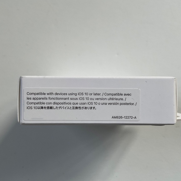 Apple Wired EarPods Lightning Connector Headphone Headset MWTY3AM/A White NWT - Picture 3 of 4